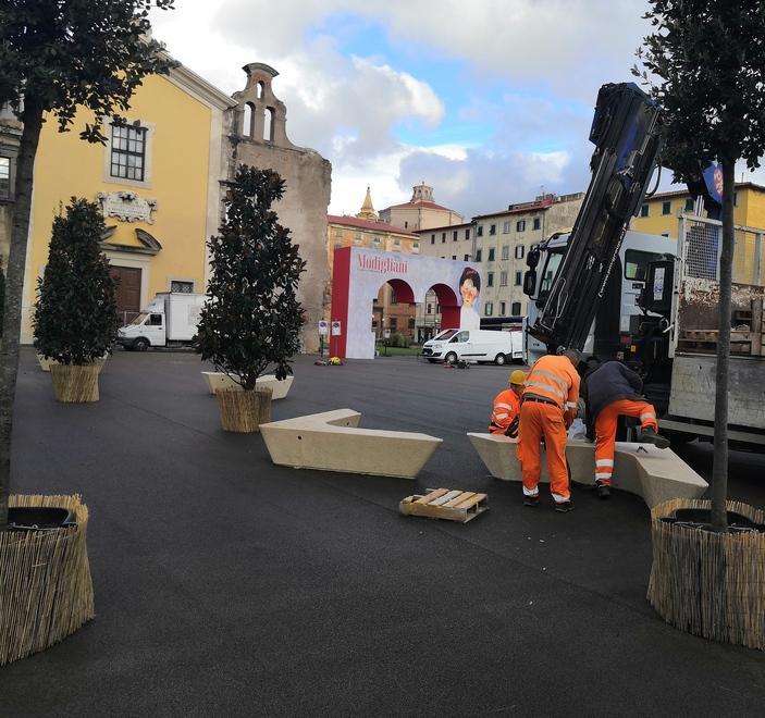 Panchine e dissuasori a sfera ultimi ritocchi alla piazza
