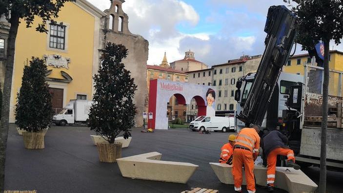 Panchine e dissuasori a sfera ultimi ritocchi alla piazza