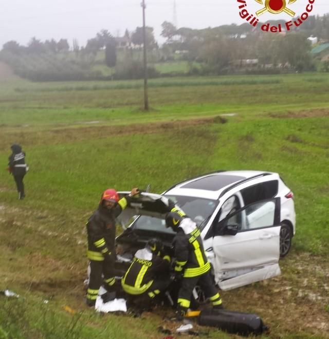 Scontro fra due auto: i soccorsi dei pompieri