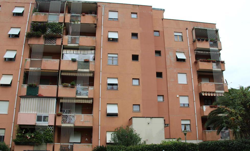 In due “sfondano” una casa con tre camere e giardino 
