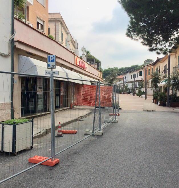 Cantiere per realizzare marciapiedi e strada
