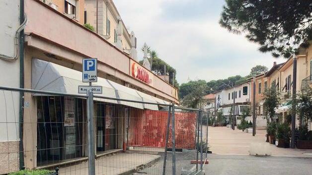 Cantiere per realizzare marciapiedi e strada