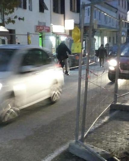 «Lavori infiniti, a rischio i pedoni in viale Comaschi» 