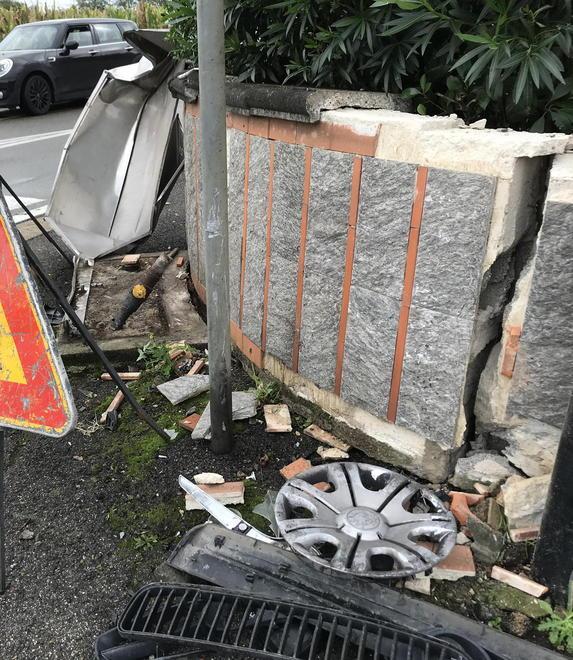 Con l’auto contro il muro Abbattuto il tubo del gas