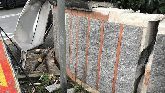 Con l’auto contro il muro Abbattuto il tubo del gas