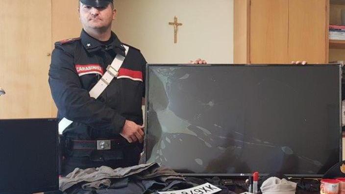 Tv rubata, spray e scanner in bauliera: giovane denunciato