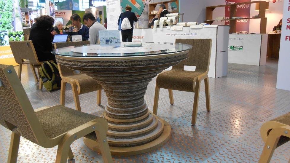 Mobili di cartone, moda e robustezza