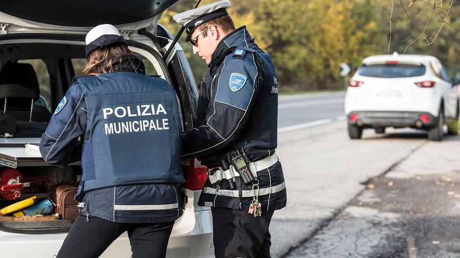 Una nullatenente con 212 veicoli intestati I vigili urbani la scoprono da una multa