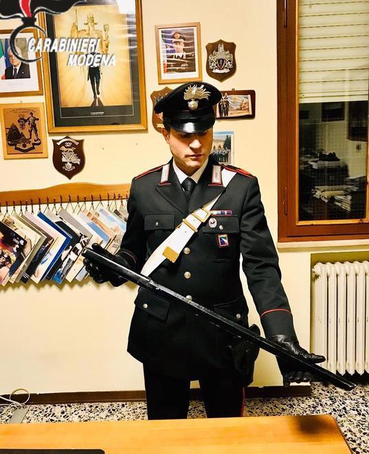 Guida alterato da droga e con una katana in auto