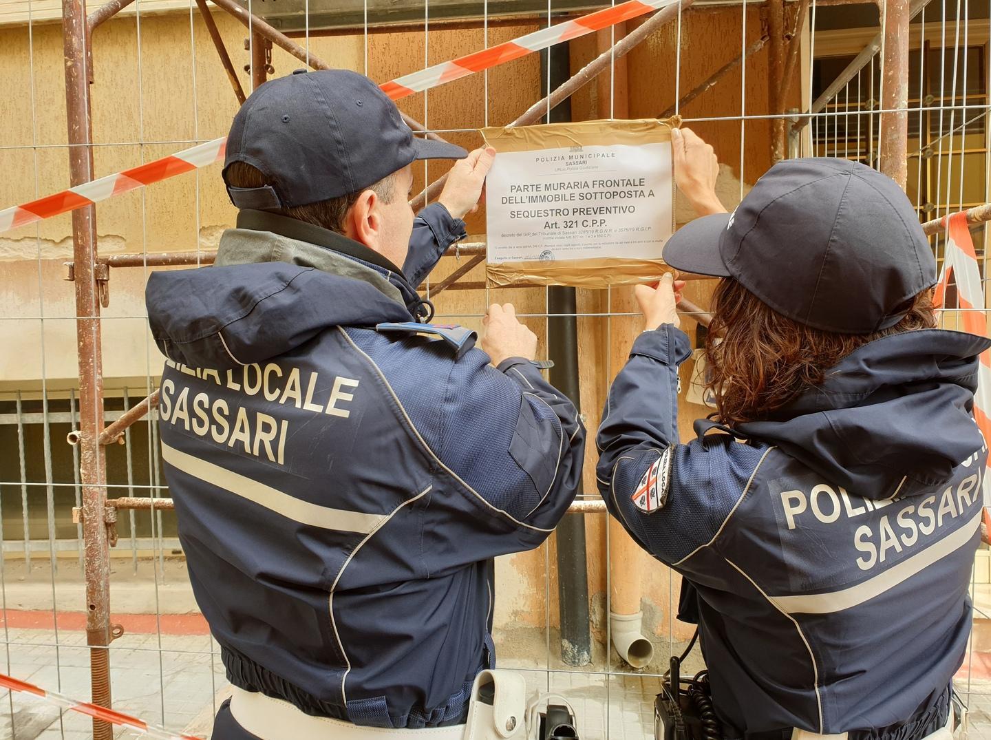 Sigilli al palazzo che cade a pezzi 