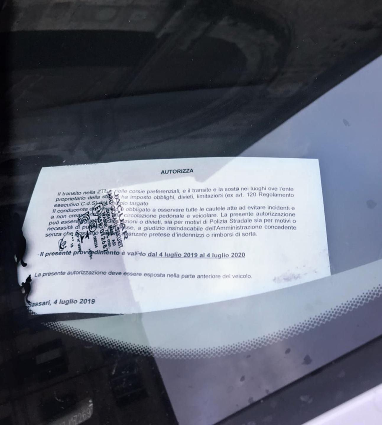 Il Suv Jaguar senza divieti: è del sindaco Campus 