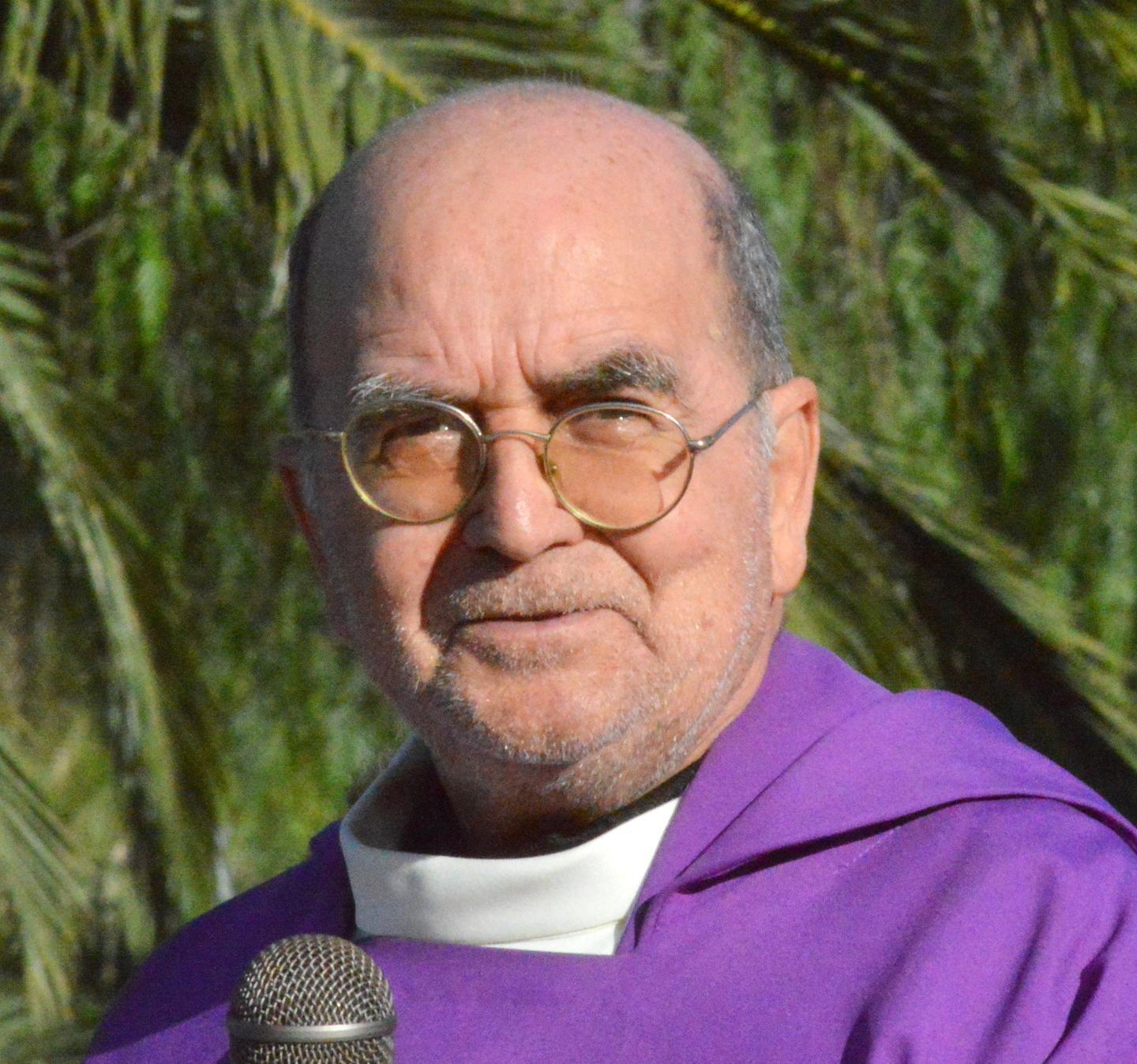 Ultima messa e poi la pensione il paese saluta don Peppeddu Zizi