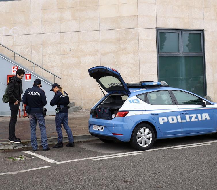 Ferrara, muore cadendo dalle scale in Darsena 