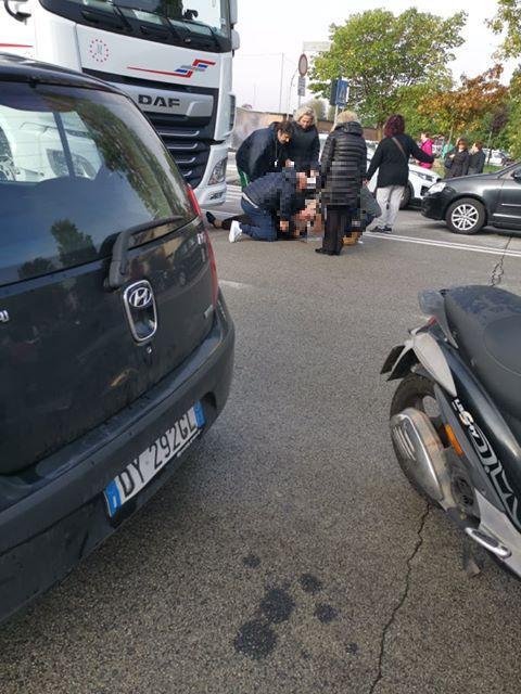 I primi soccorsi all'anziana investita in via delle Olimpiadi