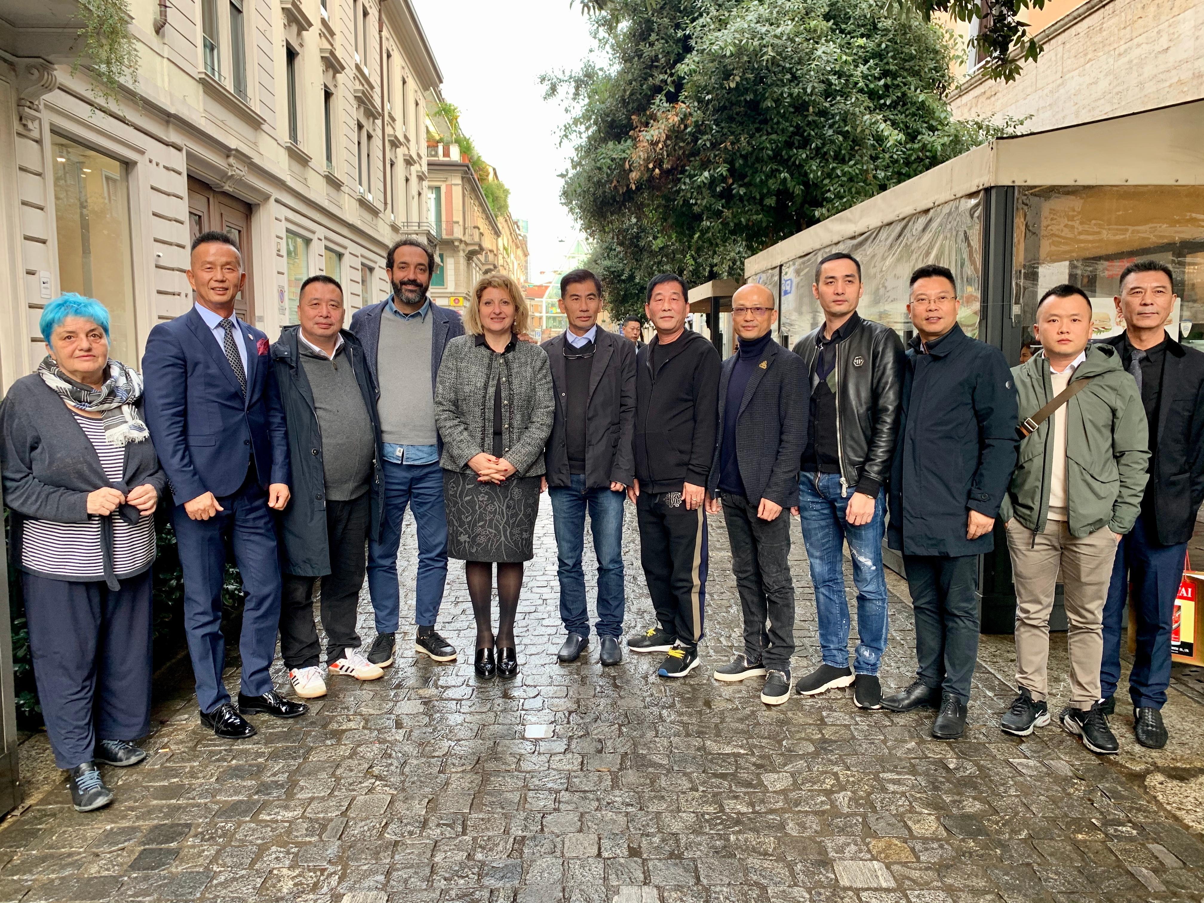 La delegazione pratese in via Paolo Sarpi
