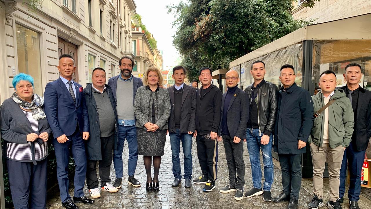 La delegazione pratese in via Paolo Sarpi