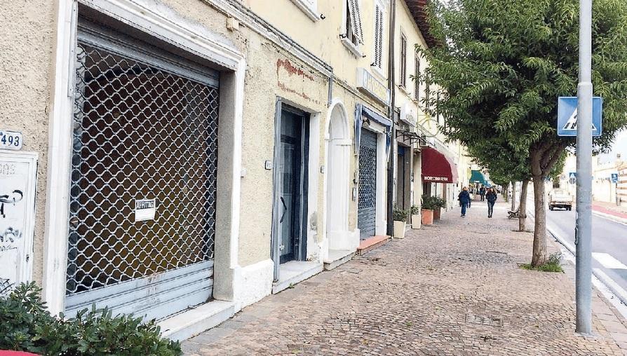 Saracinesche abbassate lungo l'Aurelia di Rosignano Solvay