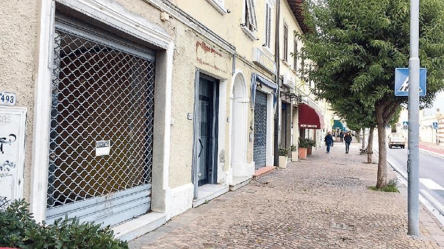 Saracinesche abbassate lungo l'Aurelia di Rosignano Solvay