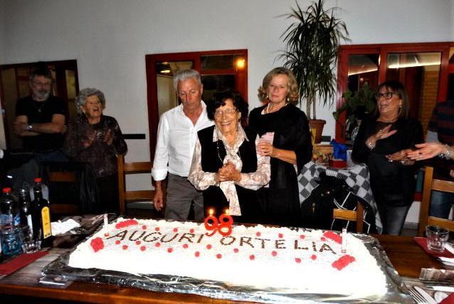 Nonna Ortelia, 98 anni e non sentirli: la decana festeggiata dall’Auser 