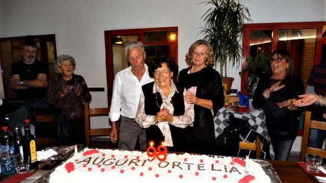 Nonna Ortelia, 98 anni e non sentirli: la decana festeggiata dall’Auser