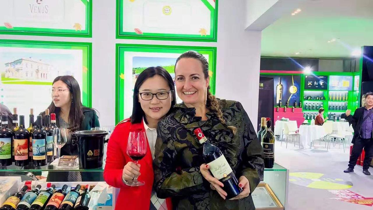 Una bottiglia di vino della Cantina Sociale Colli Fiorentini-Valvirginio