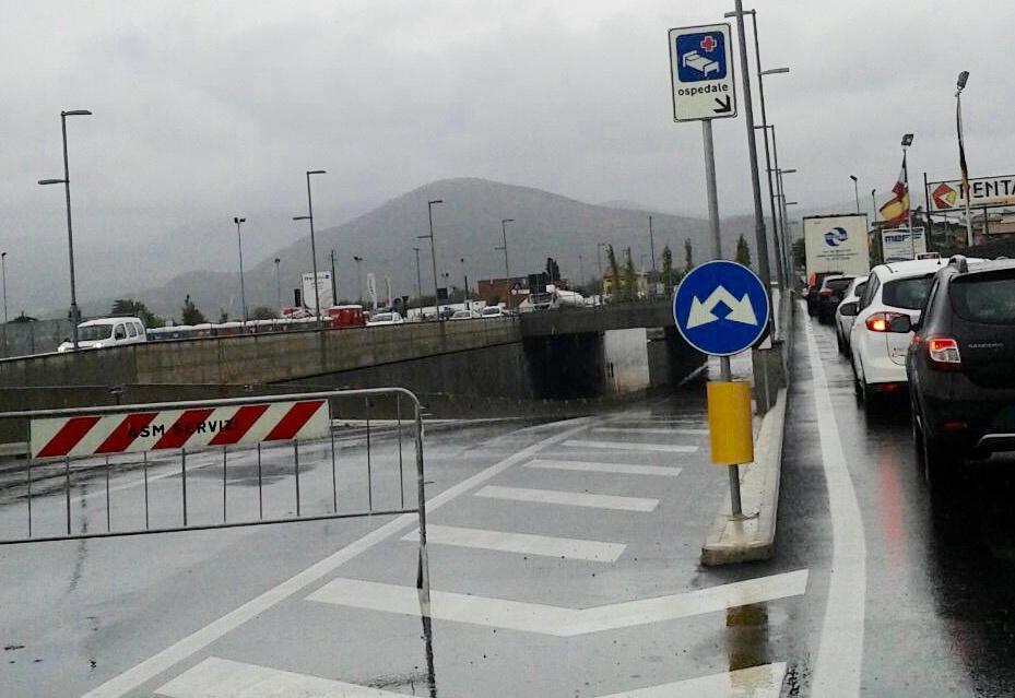 Il sottopasso dell'ospedale allagato durante una forte pioggia (foto d'archivio)