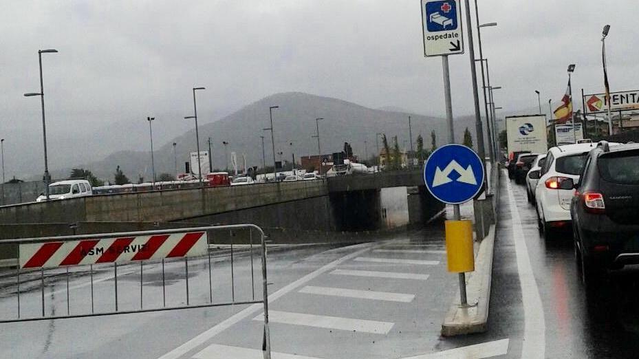 Il sottopasso dell'ospedale allagato durante una forte pioggia (foto d'archivio)