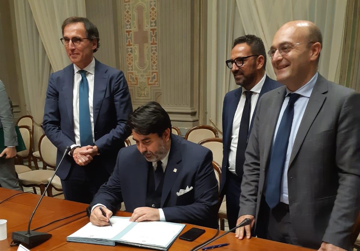 La firma a Roma: seduto Christian Solinas, alle sue spalle Giuseppe Fasolino