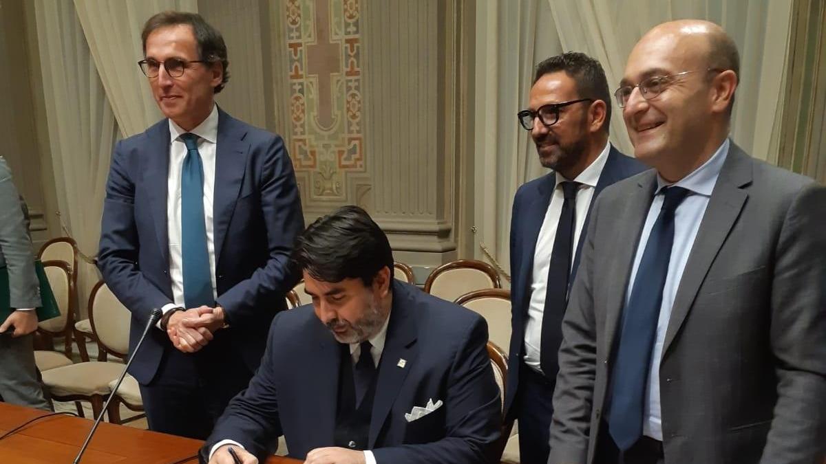 La firma a Roma: seduto Christian Solinas, alle sue spalle Giuseppe Fasolino