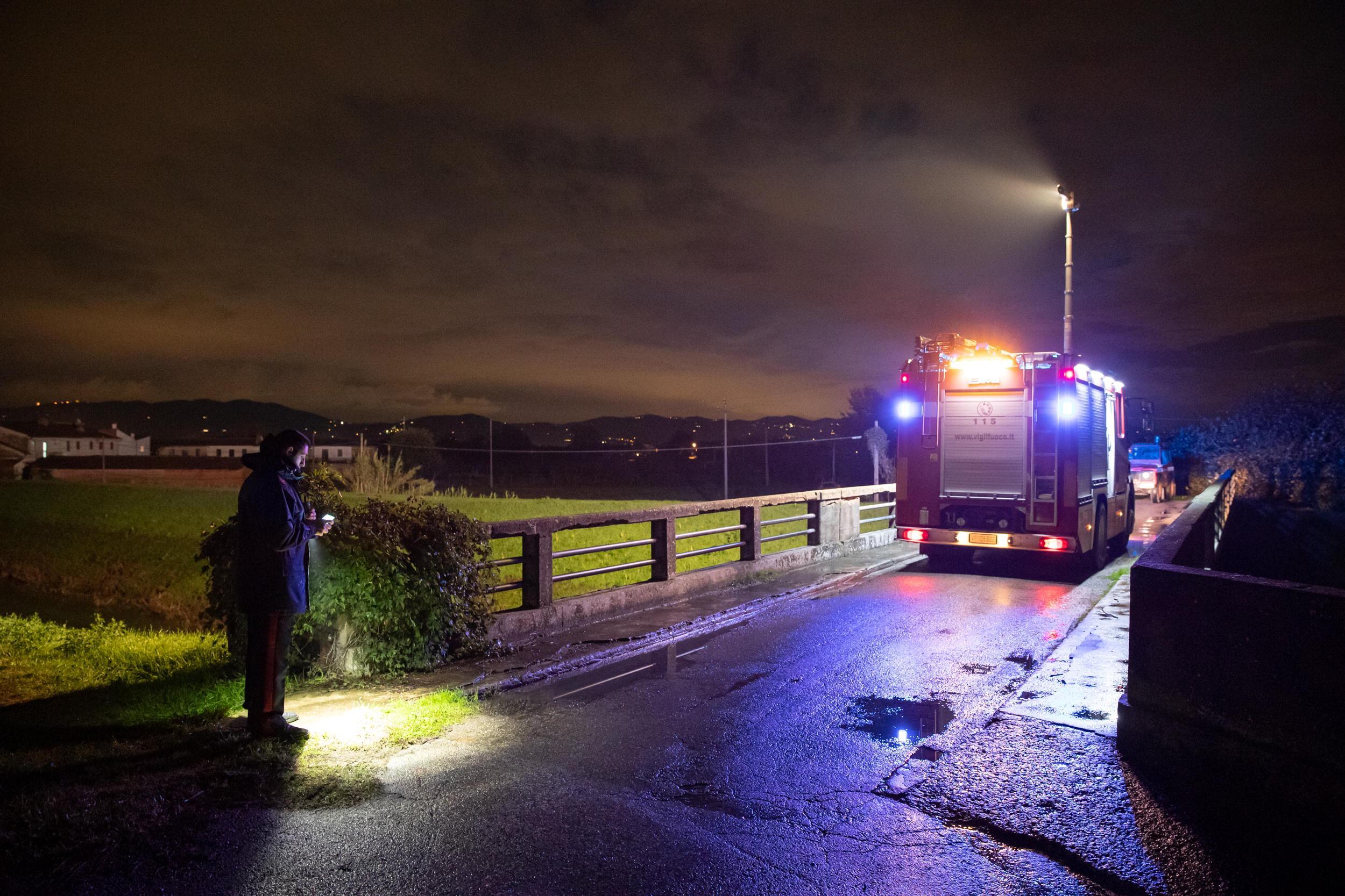 I vigili del fuoco sul ponte sotto al quale è stato trovato il corpo (foto Nucci)