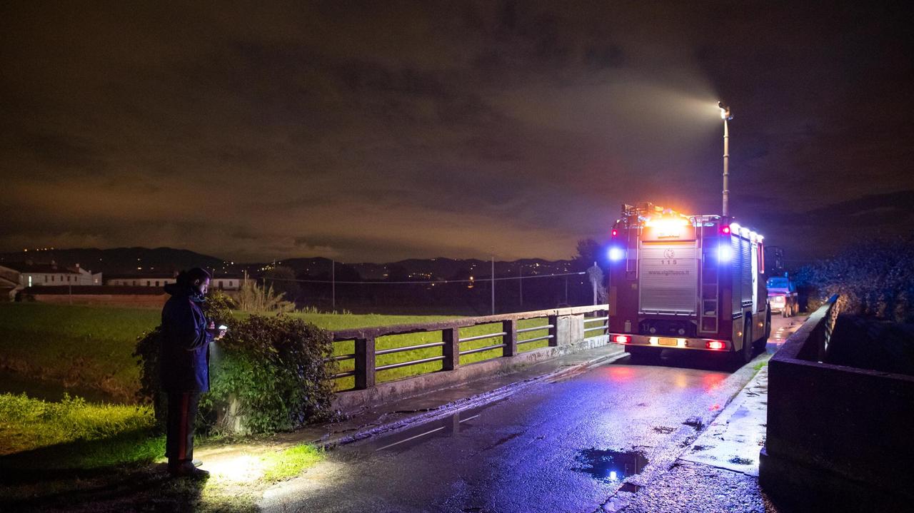 I vigili del fuoco sul ponte sotto al quale è stato trovato il corpo (foto Nucci)