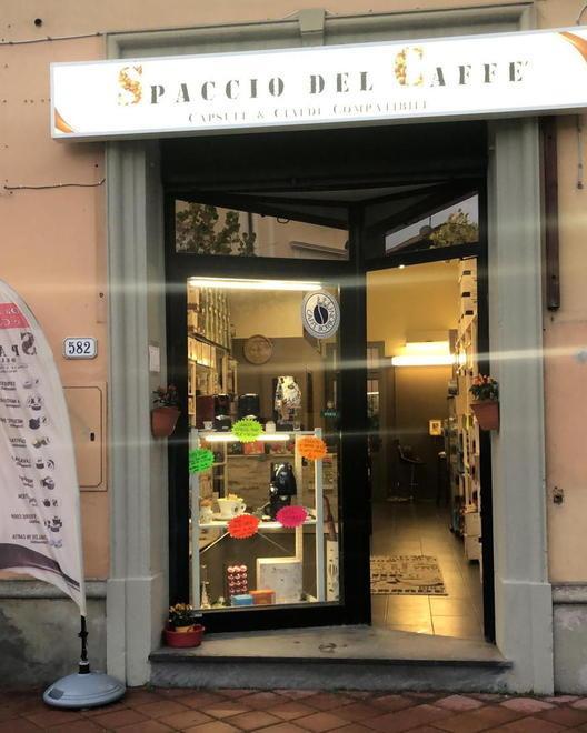 Rubano macchinette e soldi piazzando il furgone all’ingresso 