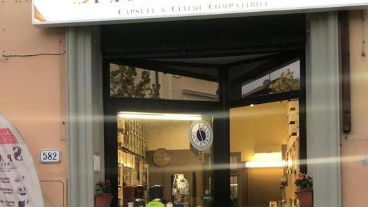 Rubano macchinette e soldi piazzando il furgone all’ingresso
