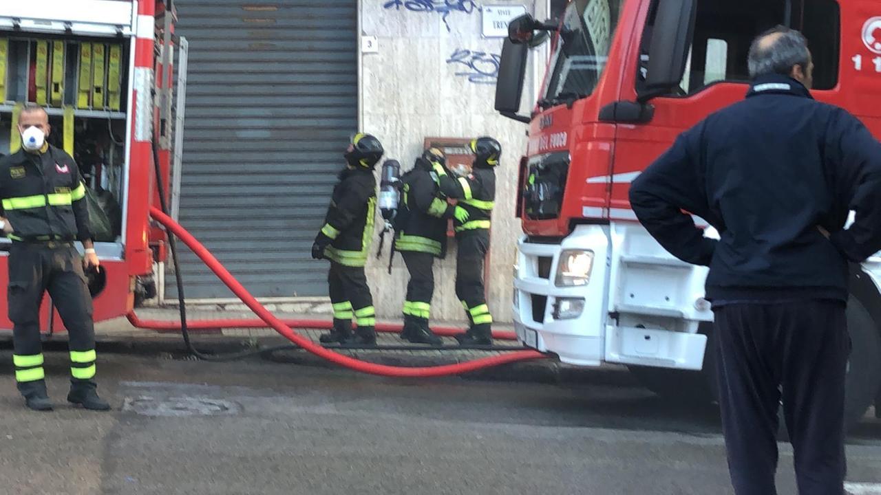 Incendio in un magazzino: paura in viale Trento a Sassari