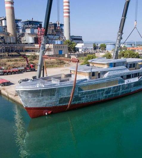 Ecco un altro mega-yacht da Montegemoli verso il mare 