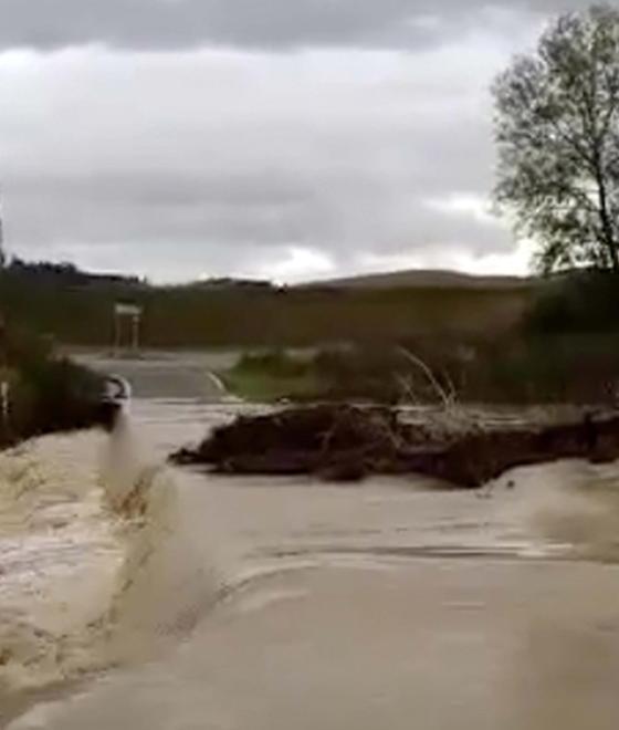 Il fiume Era invade la strada 