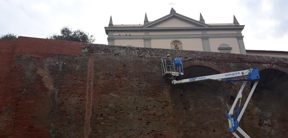 Pulito il muro di piazza Cardini in vista del Natale 
