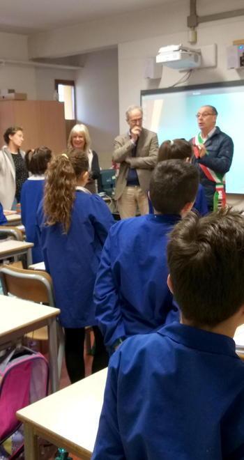 Grande festa in classe per la consegna delle borracce all’insegna della lotta alla plastica