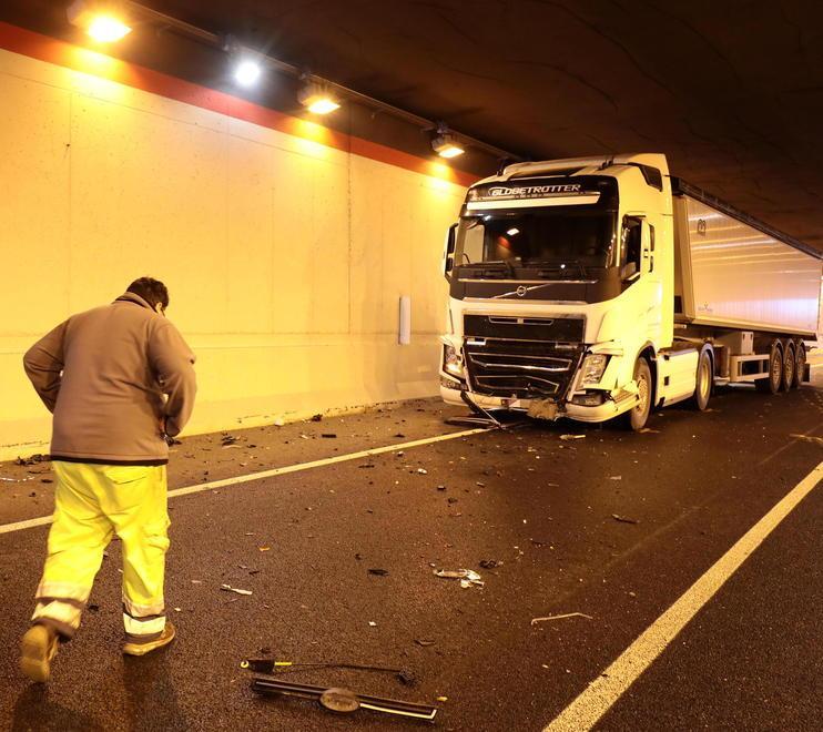 Scontro tra un camion e due auto: grave uno dei conducenti