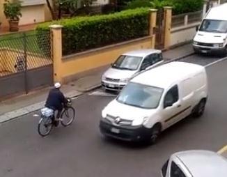 Giro di vite per le biciclette contromano Fioccano le multe della polizia municipale 