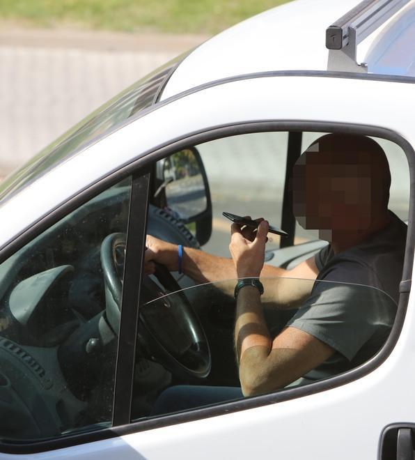 Quattro modenesi su dieci beccati col cellulare alla guida 
