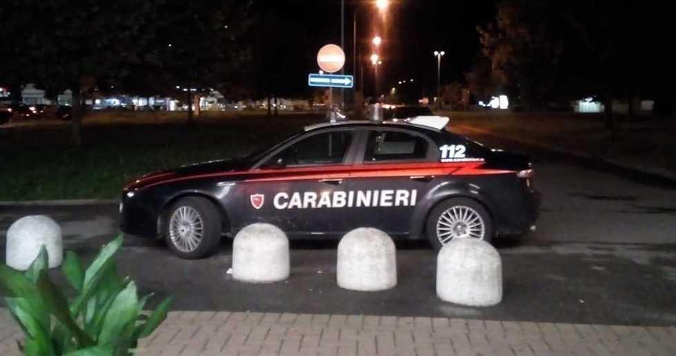 Si accascia a terra e muore