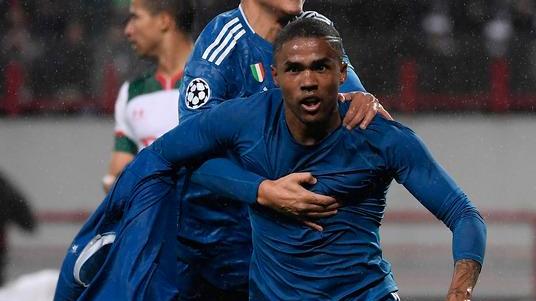 Douglas Costa torna decisivo con un gran gol nel recupero La Juventus è già agli ottavi