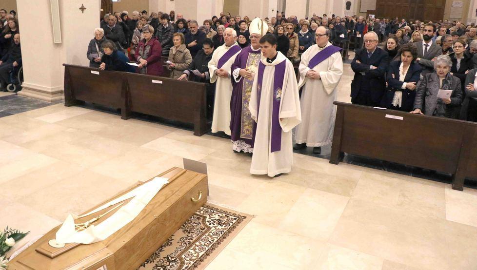 Don De Ponti, commozione per l’ultimo saluto al sacerdote 