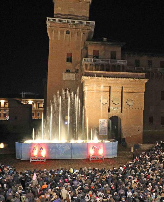 I minibus in via sperimentale Luci, show e novità per il Natale 