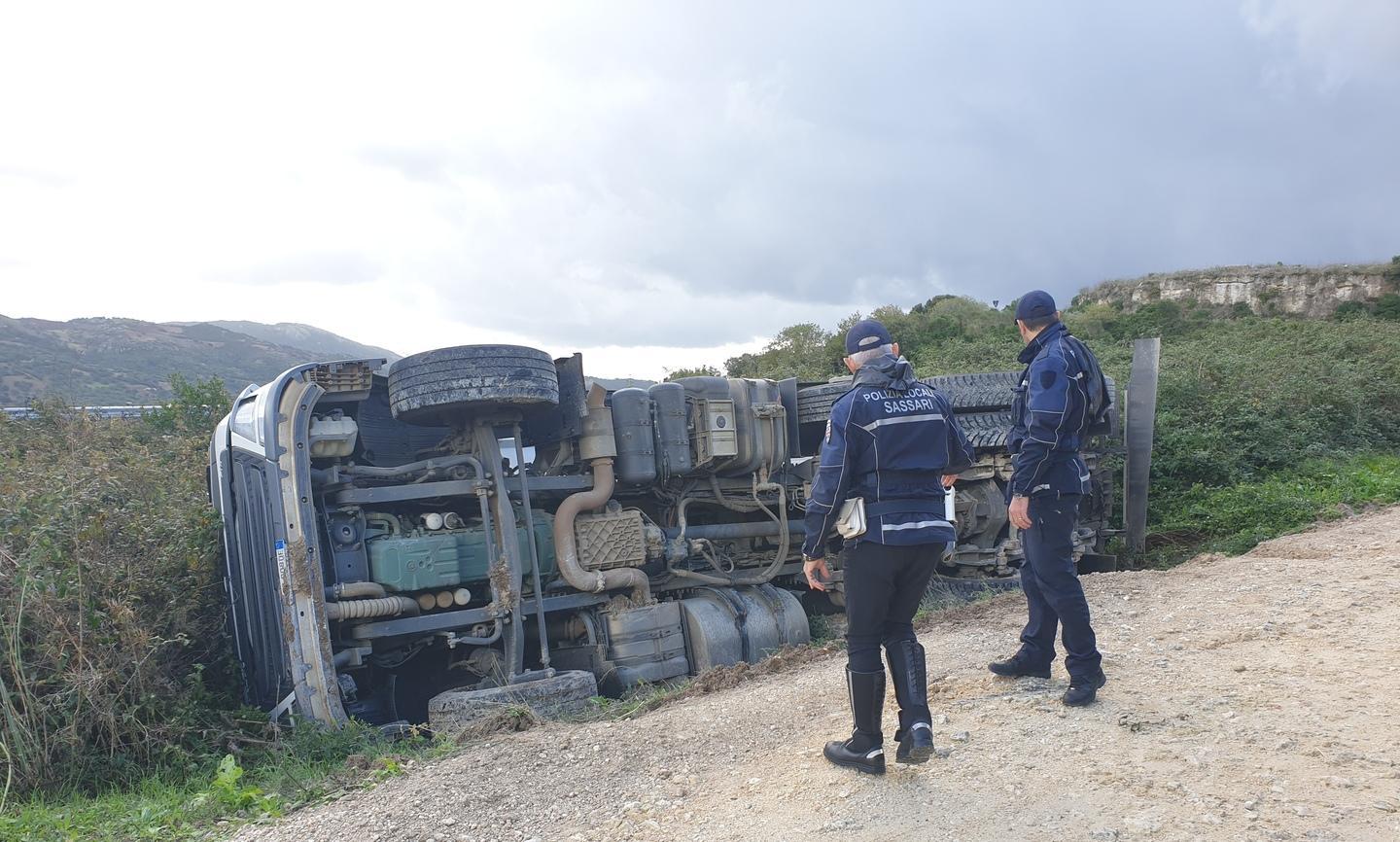 Autobotte si ribalta, autista ferito
