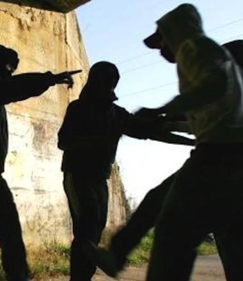 Botte a uno studente caccia aperta al branco 