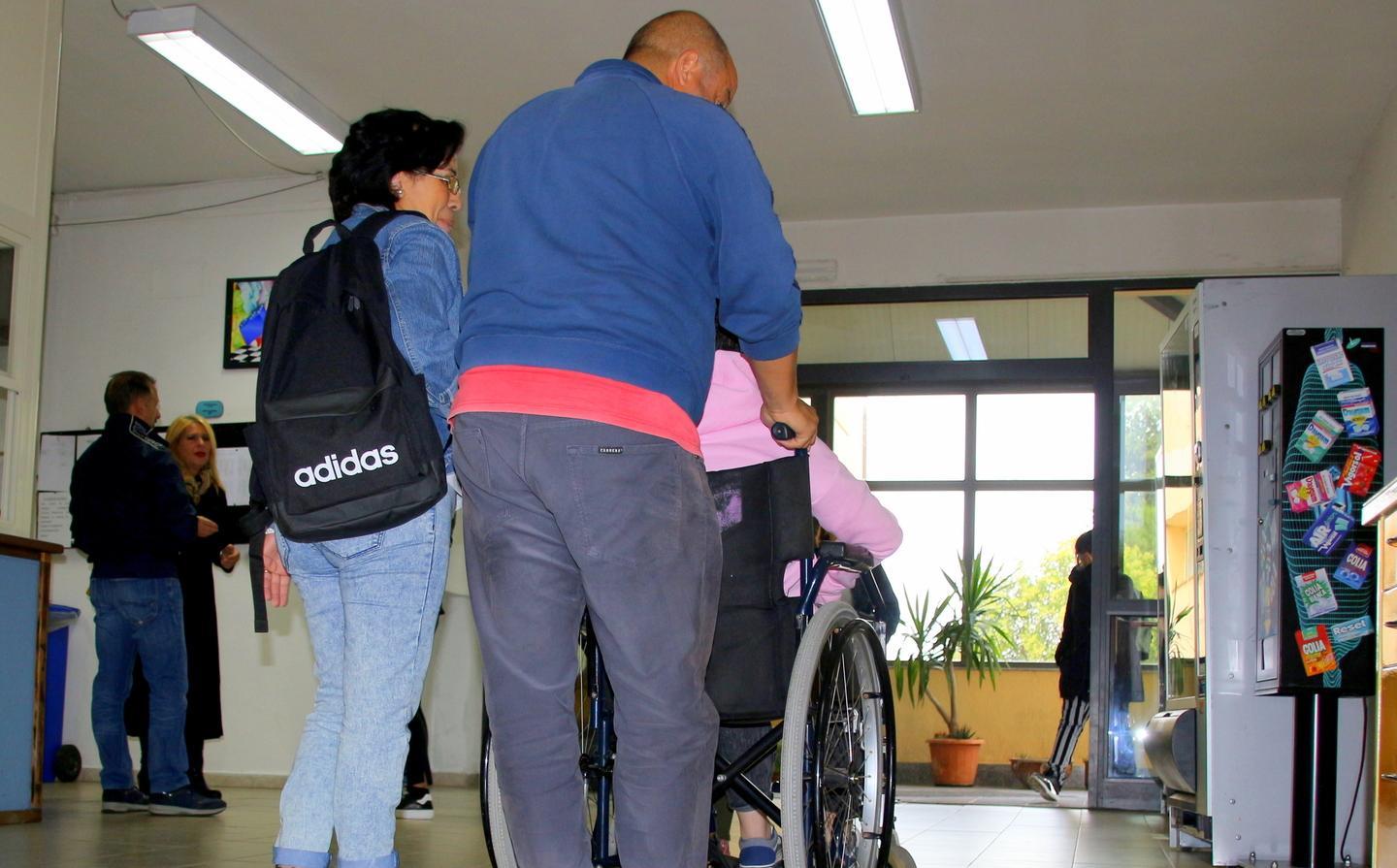 Studenti disabili in piazza per avere l’assistenza 