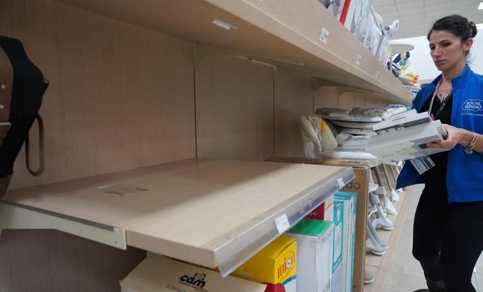 Scaffali vuoti da Ideal Bimbo (foto Silvi)