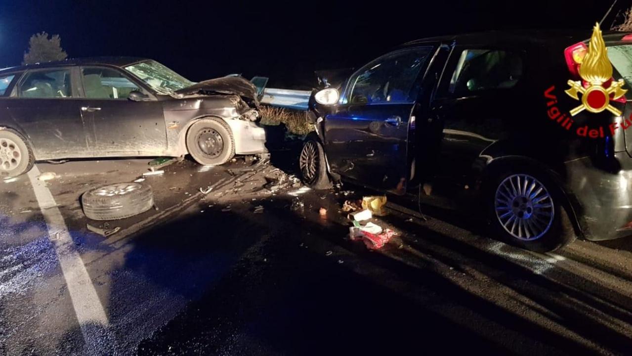 Frontale tra auto, donna resta incastrata nelle lamiere